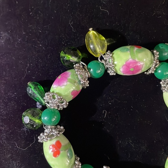 Vintage Floral Beaded stretch Bracelet - Green and Pink - Picture 4 of 6